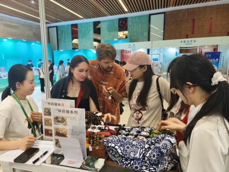 南明区中医医院亮相第九届中国成都国际非物质文化遗产节，展现中医药服务新魅力